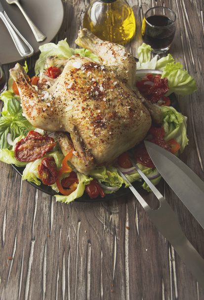 ψημένο κοτόπουλο με βότανα μπαχαρικά συστατικά, επιλεκτική εστίαση - Φωτογραφία, εικόνα