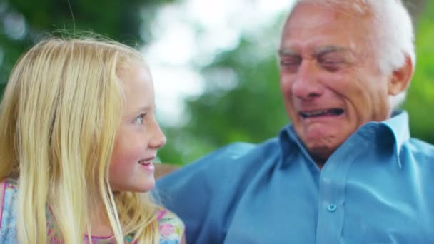  dědeček a vnučka chatování v zahradě - Záběry, video