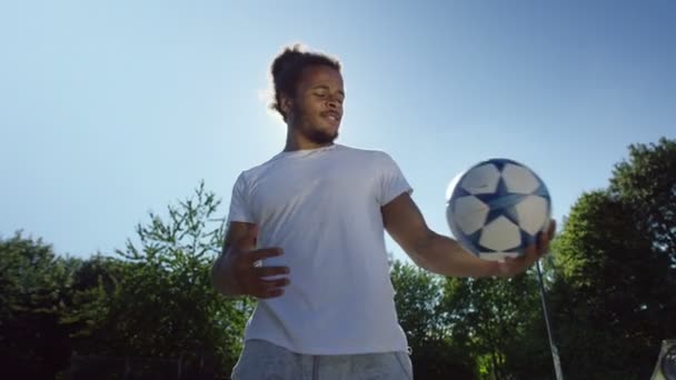 Homme tenant un ballon de football  - Séquence, vidéo