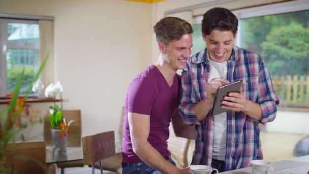 γκέι ζευγάρι με υπολογιστή tablet - Πλάνα, βίντεο