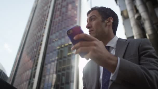  businessman using smartphone - Filmati, video