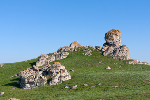 Pedras na colina verde
 - Foto, Imagem