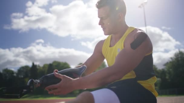 sportowiec z protezy nogi na bieżni - Materiał filmowy, wideo