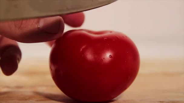 Μια ντομάτα κοπής άνθρωπος - Πλάνα, βίντεο