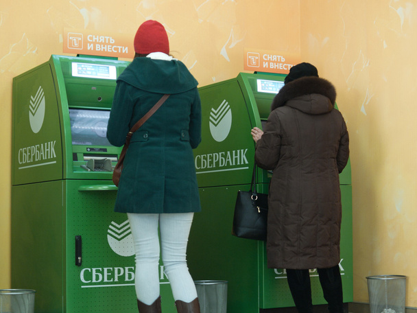 People of different generations use the services of ATMs of Sberbank - Foto, afbeelding
