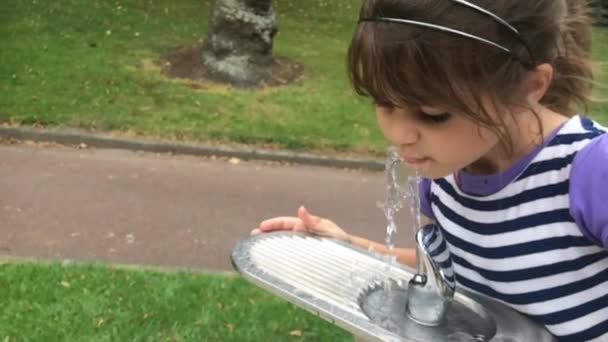 Dívka pít vodu z pití fountai - Záběry, video
