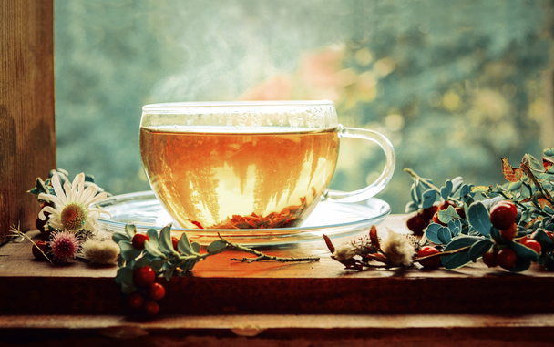 eine Tasse heißen Tee auf der Fensterbank - Foto, Bild