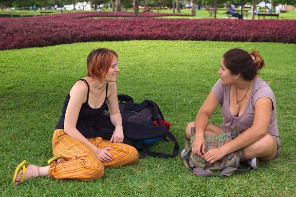 Két fiatal nő beszél a Park - Fotó, kép