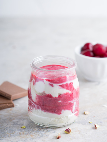 Parfait di ciliegie allo yogurt in un barattolo
 - Foto, immagini