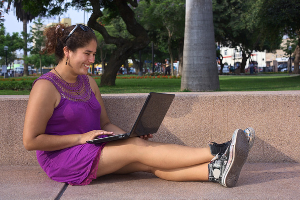 młoda kobieta Peru z laptopa w parku w lima, peru - Zdjęcie, obraz