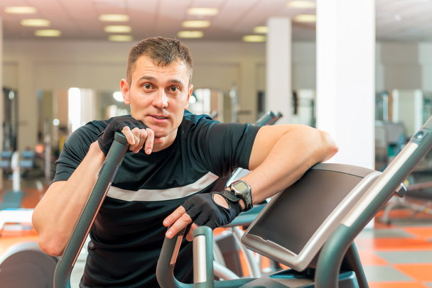 Adult male athlete spends time at the gym - Fotografie, Obrázek