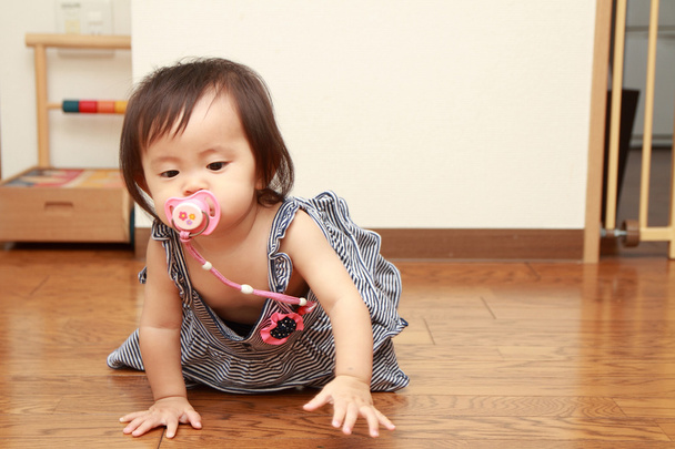 Giapponese bambina succhiare su un ciuccio (0 anno vecchio
) - Foto, immagini