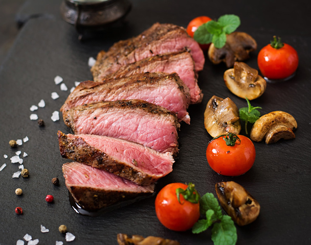 Szaftos steak, grillezett zöldségek és fűszerek. - Fotó, kép