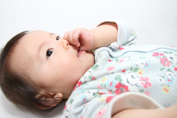 日本の赤ちゃん (0 歳の彼女の指をしゃぶり女の子) - 写真・画像