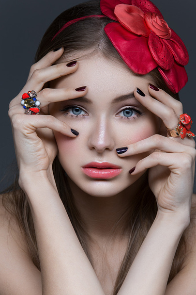 schönes Mädchen mit roter Blume auf dem Kopf - Foto, Bild