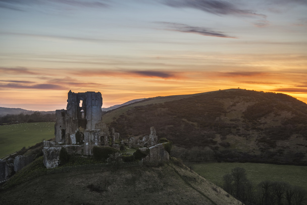 Image de paysage de belles ruines de château de conte de fées pendant beaut
 - Photo, image