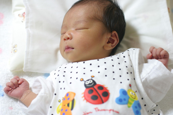 Sommeil Japonais nouveau-né bébé garçon (0 ans
) - Photo, image