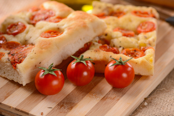 Focaccia met tomaten - Foto, afbeelding