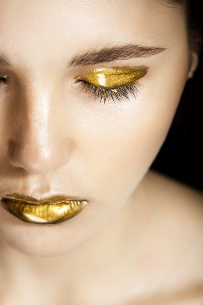 Mulher com maquiagem dourada
 - Foto, Imagem