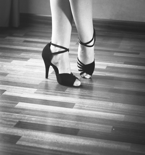 Танцовщица в танцевальной студии
 - Фото, изображение