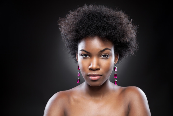 Młoda i piękna czarna kobieta  - Zdjęcie, obraz