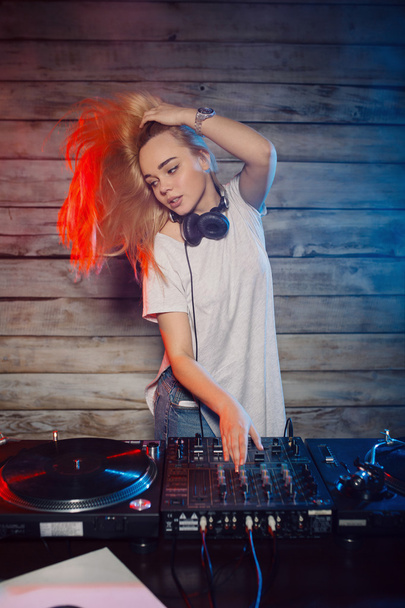 Cute dj woman having fun playing music at club party - Φωτογραφία, εικόνα