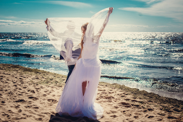 happy newlyweds on beach - Foto, afbeelding