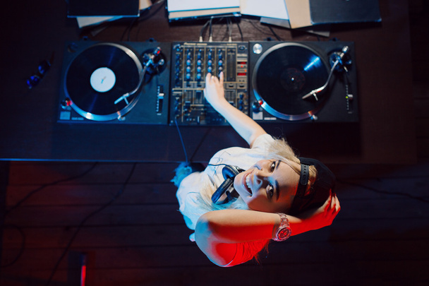 Linda mujer dj divertirse tocando música en la fiesta del club
 - Foto, Imagen