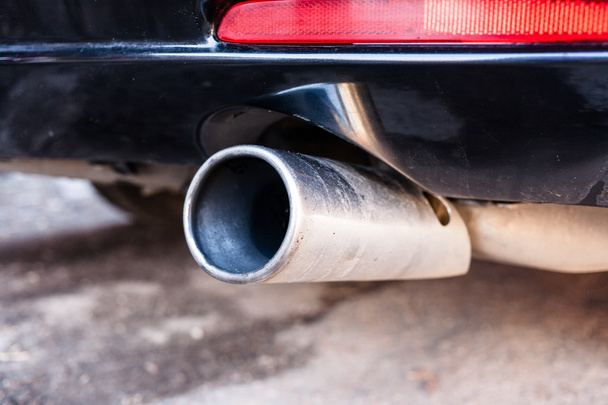 車の排気管 - 写真・画像