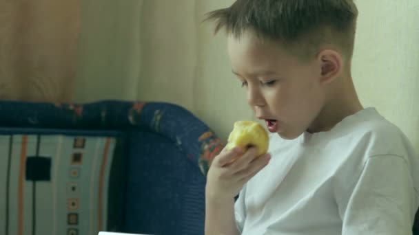 Child focused on screen tablet. - Materiaali, video
