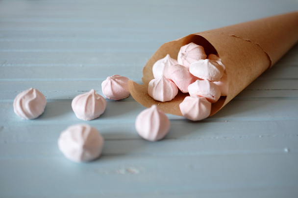 Dessert auf Proteinbasis. weiße und rosa Marshmallows im Papierkegel - Foto, Bild