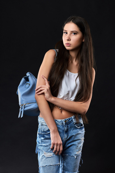 Chica de moda modelo posando en el estudio
 - Foto, imagen
