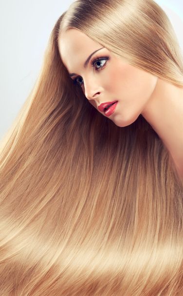 mulher com cabelo louro longo saudável
 - Foto, Imagem
