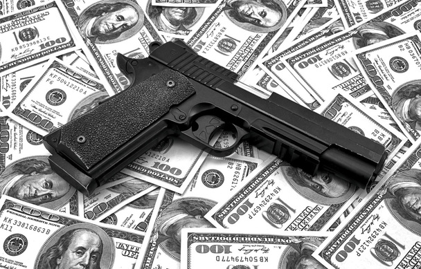 Μαύρο και χρώμιο όπλο πιστόλι και χρήμα δολάρια φόντο ασπρόμαυρο εφέ Hdr - Φωτογραφία, εικόνα