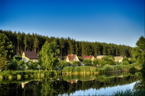 Casa do rio com reflexos e céu azul perto do efeito HDR da floresta
 - Foto, Imagem