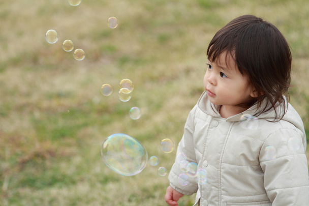 Japanisches Mädchen spielt mit Blase (1 Jahr alt)) - Foto, Bild