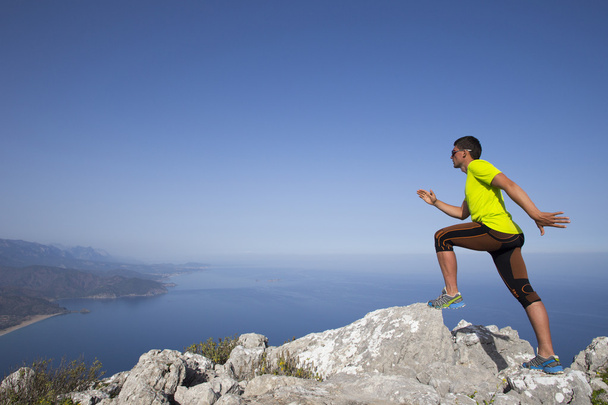 Trail τρέχοντας άνδρας αθλητής εκπαίδευση fitness και Μαραθώνιος υγιή τρόπο ζωής που ζουν έξω από στο όμορφο τοπίο στο μεγάλο νησί. - Φωτογραφία, εικόνα