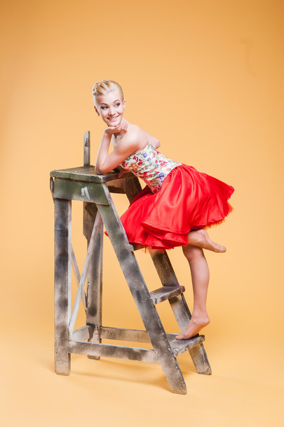 Het meisje op een ladder - Foto, afbeelding