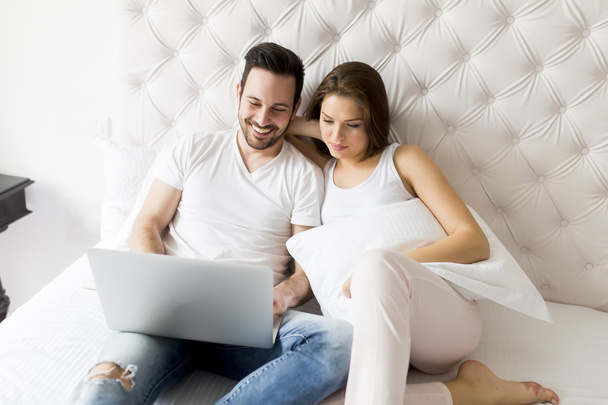 Jeune couple avec ordinateur portable
 - Photo, image