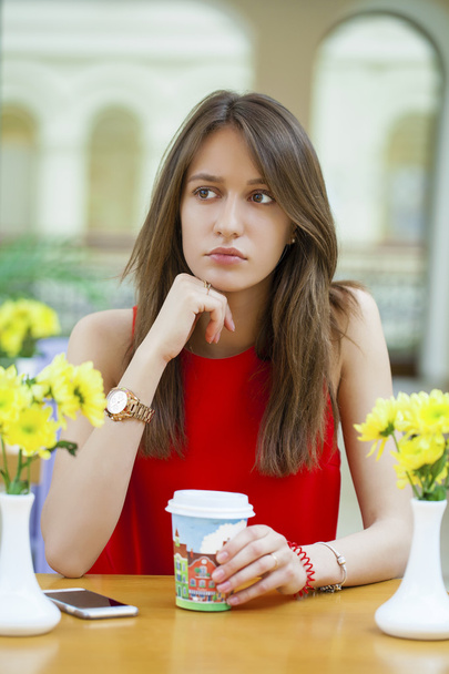 Szczęśliwy piękna brunetka dziewczynka siedząc w kawiarni - Zdjęcie, obraz