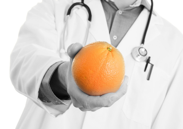 Ernährungsmediziner Arzt, gibt eine orange, isoliert - Foto, Bild