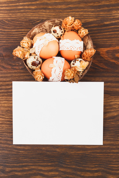 Huevos de Pascua en el bowl, fondo de madera
 - Foto, Imagen