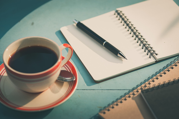 Notenook és a kávé csésze a fa asztal - Fotó, kép