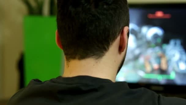 Genç adam kişisel bilgisayarda bilgisayar oyunu oynamak - Video, Çekim