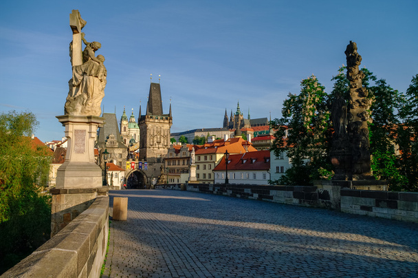 Ponte Carlos e Castelo de Praga em Praga (República Checa) em e
 - Foto, Imagem