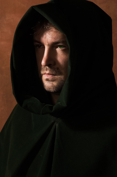 Hombre en una capucha medieval
 - Foto, imagen