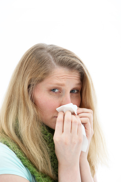 Donna malata che si soffia il naso - Foto, immagini