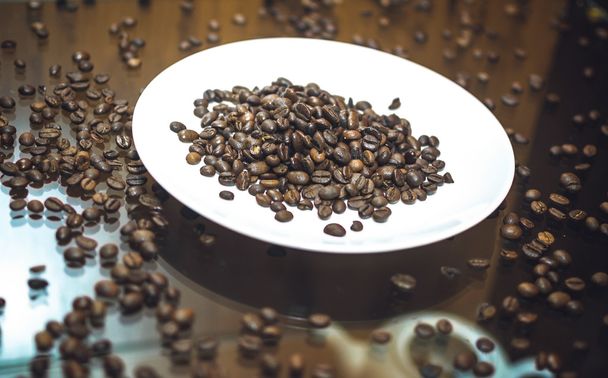 granos de café en un plato, granos de café macro, diseño de café, dispersar
 - Foto, imagen