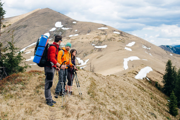 Przyjaciele turystów spędzić czas razem w górach - Zdjęcie, obraz