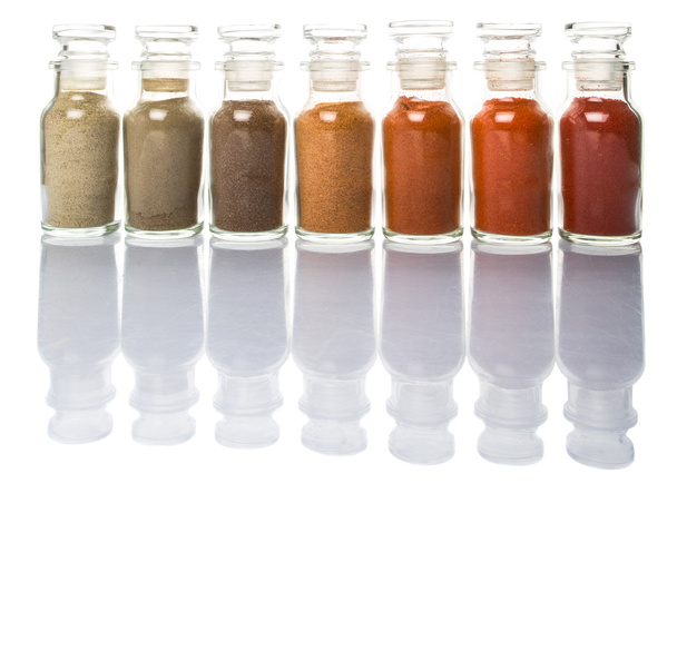 肌寒い粉、カイエンヌの粉、パプリカ パウダー、黒胡椒の粉、白胡椒粉、白い背景の上のガラス瓶で胡椒粉の品揃え - 写真・画像